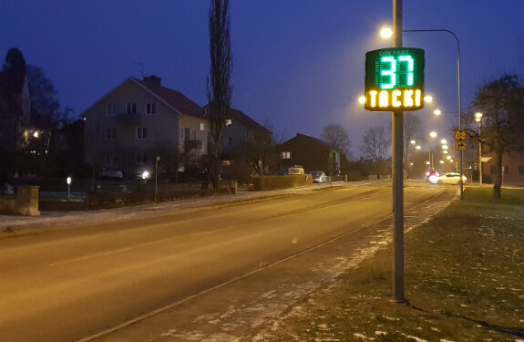 Skövde kommun har köpt in två fartskyltar