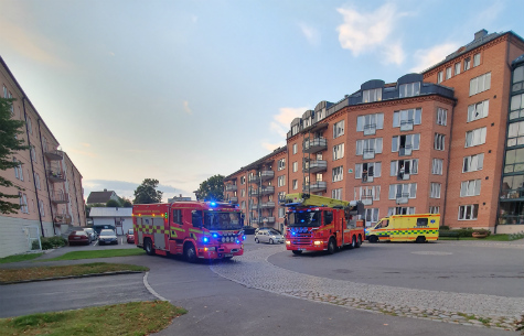 Brandbilar på Trängens bostadsområde i Skövde