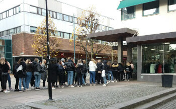 Kö till Brand Studio på Långgatan i Skövde.