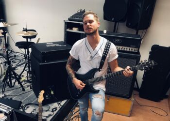 Röntgensjuksköterska från Skövde åker på Europaturné som rockgitarrist