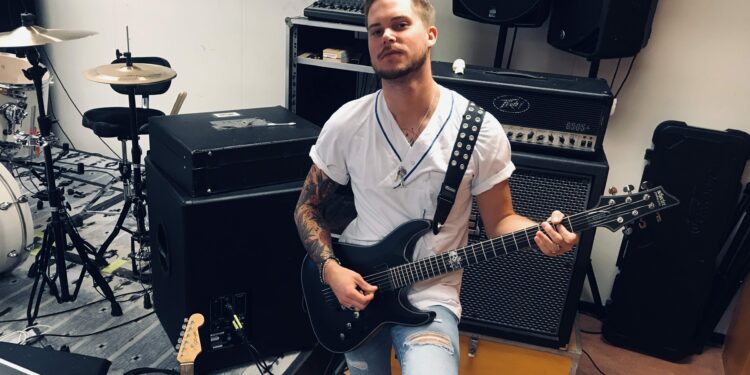 Röntgensjuksköterska från Skövde åker på Europaturné som rockgitarrist