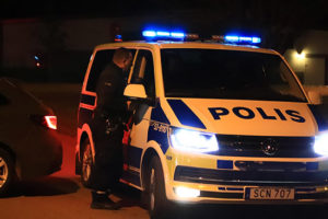 Polis arbetar under nattens bilbrand i Södra Ryd, Skövde.