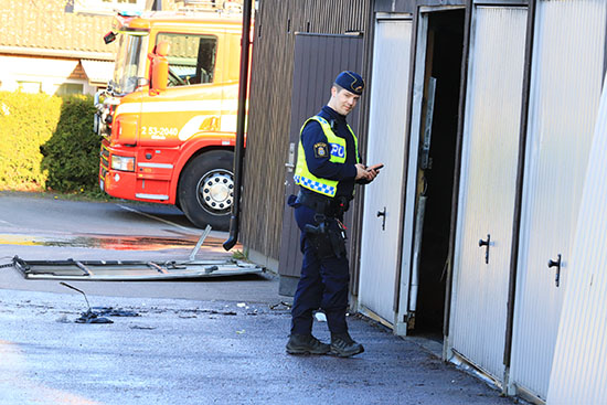 Arbetande polisman, bilbrand, Barkvägen, Södra Ryd i Skövde
