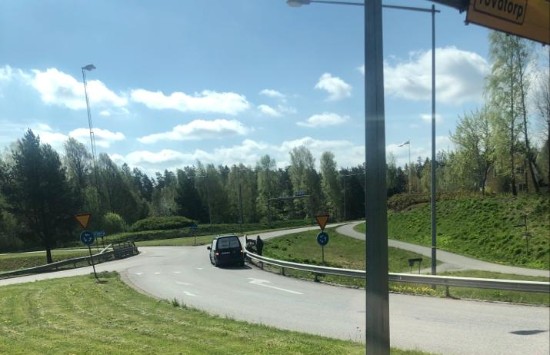 Personbil utan framdäck vid Fabiansrondellen