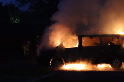 Två ungdomar anhållna misstänkta för bilbränder
