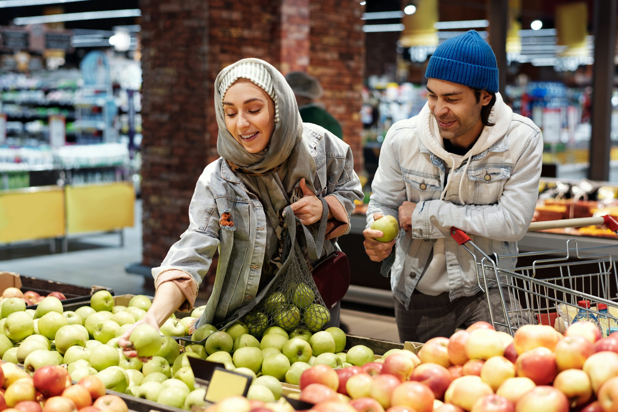 couple-buying-apples-4198222