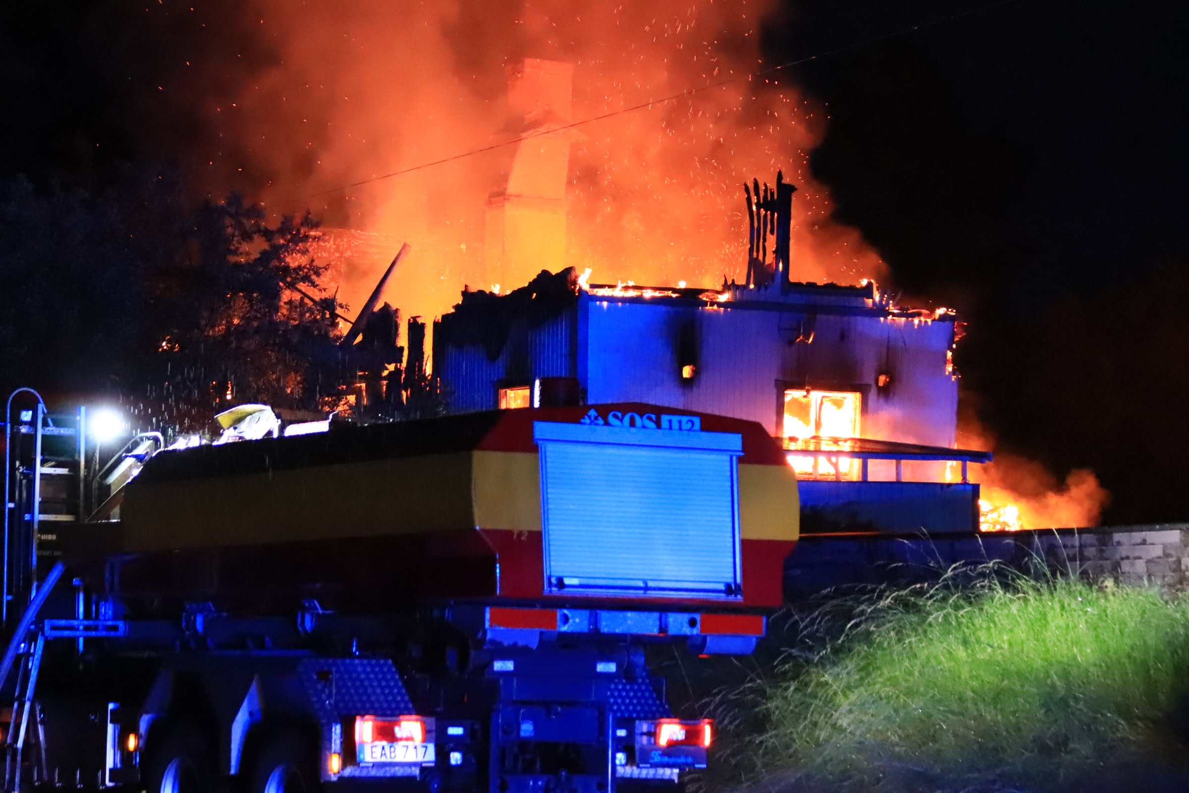 Kraftig villabrand – Sju till sjukhus
