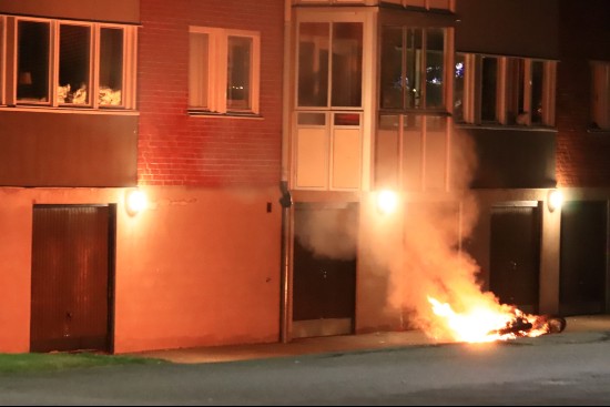 Moped stod i lågor på Valhallagatan