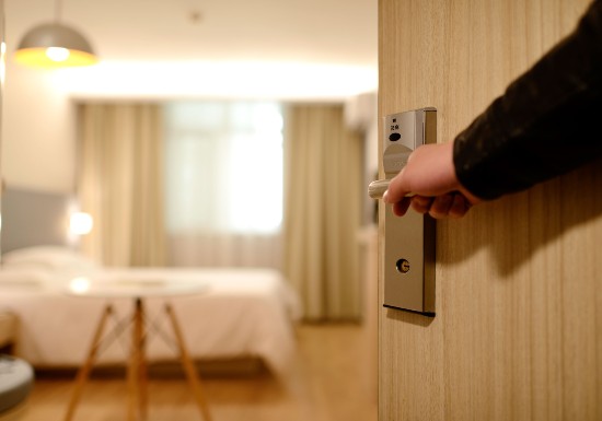 Man och kvinna sov på hotell och vandrarhem utan att betala