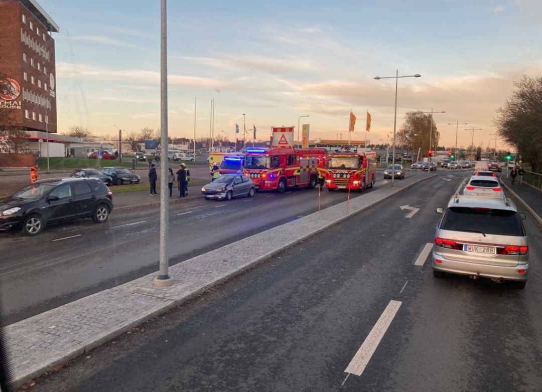 Trafikolycka med flera fordon på väg 49