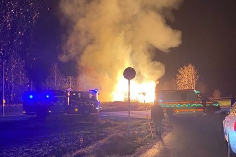Öde byggnad brann ner till grunden i Mariestad