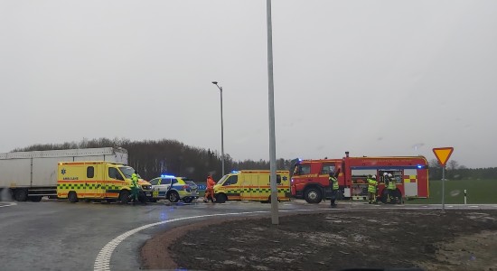 Lastbil krockade med personbil – Två allvarligt skadade