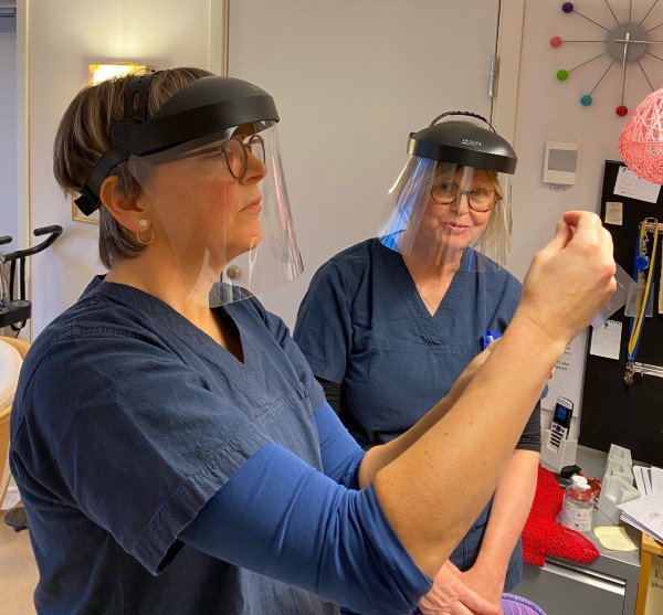 Här vaccineras de första i Skövde mot Covid-19