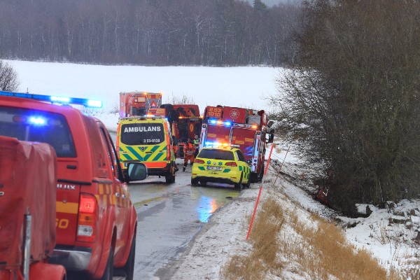 Förare allvarligt skadad efter singelolycka med lastbil