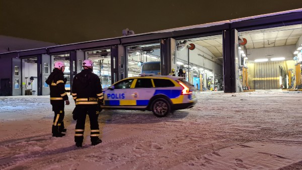Brandmän och polis vid Västtrafiks garage på Mariesjö i Skövde
