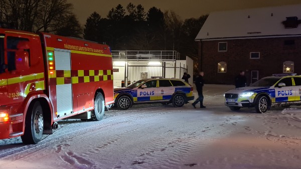 Brandbilar och polisbilar vid Västtrafiks garage på Mariesjö i Skövde