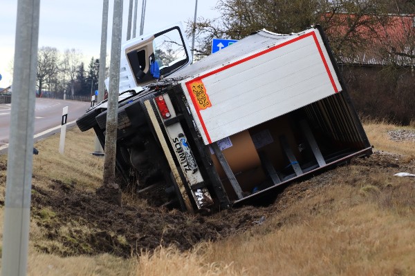 Lastbil körde i diket på E20