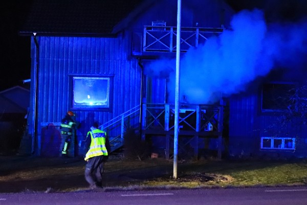 Fyra till sjukhus efter villabrand