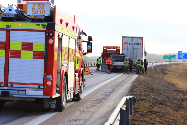 Krockade med lastbil på E20