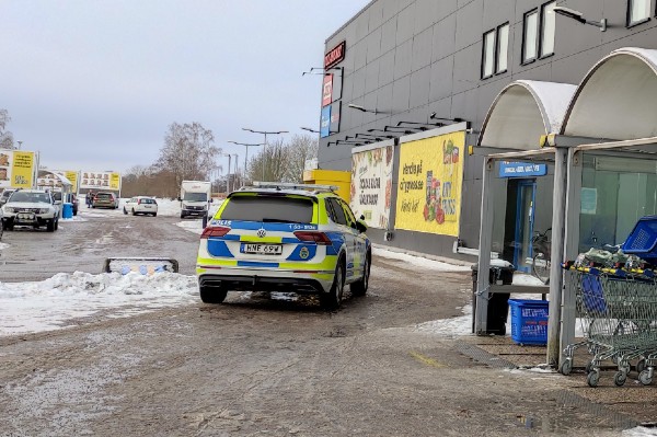 Åtalas för stöld av livsmedel och kläder