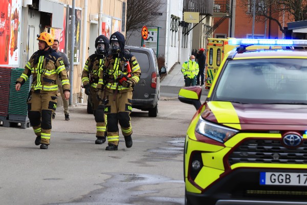 Stort pådrag till lägenhetsbrand i centrala Skara