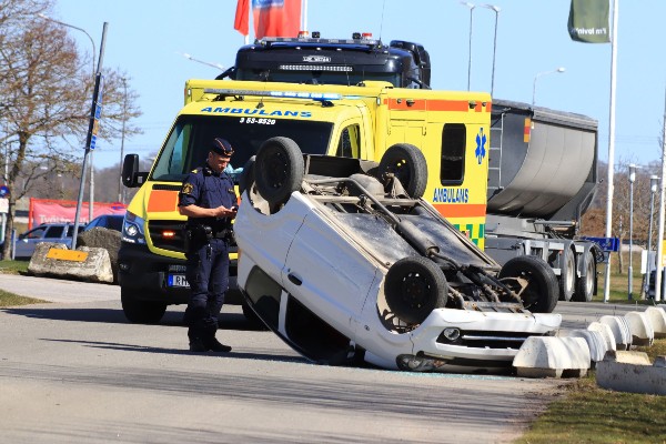 Mopedbil hamnade på taket