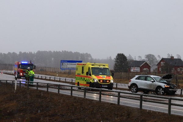 Långa köer efter singelolycka på riksväg 49