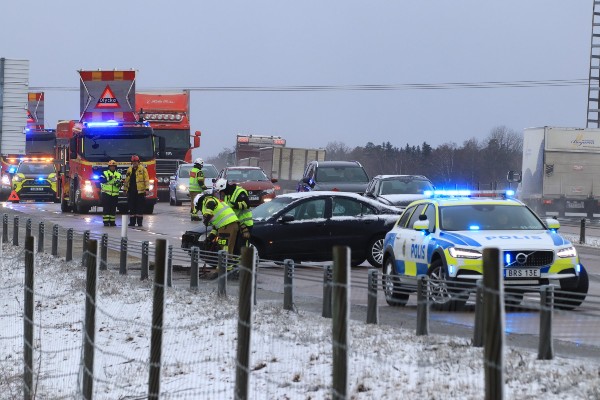 Personbil i mitträcket på Rv 49