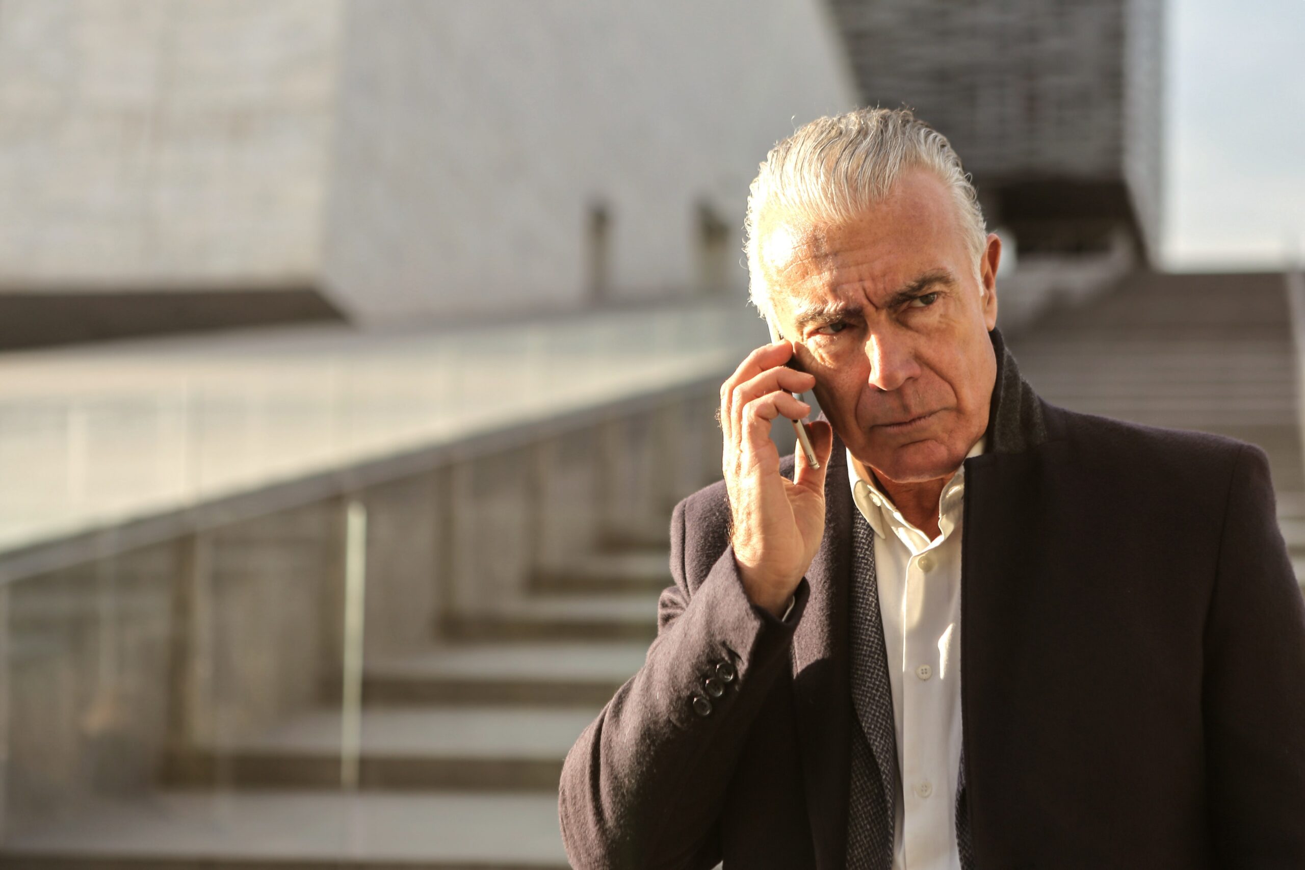 Pensionär som pratar i telefon