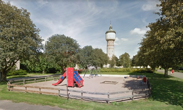 Bygger om lekparken vid gamla vattentornet i Skara
