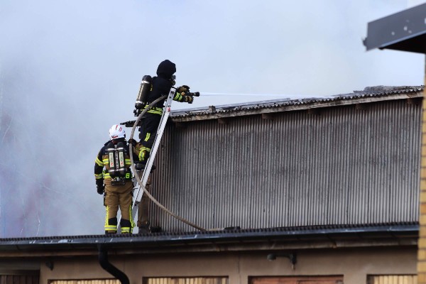 Misstänkt anlagd brand spred sig till industribyggnad i Götene