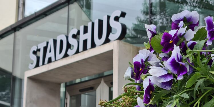Skövde stadshus, fokus på blomma i förgrunden