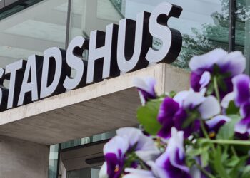 Skövde stadshus, fokus på skylt i bakgrunden
