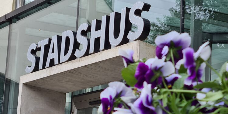 Skövde stadshus, fokus på skylt i bakgrunden