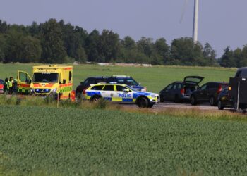 En till sjukhus efter singelolycka på E20