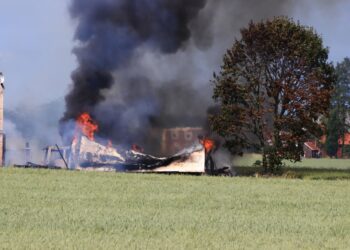 Flera byggnader brann ner – Man gripen misstänkt för mordbrand
