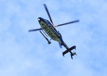 Flera byggnader brann ner – Man gripen misstänkt för mordbrand