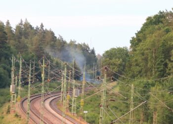 Gräsbränder stoppade tågtrafiken