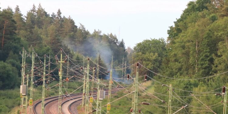 Gräsbränder stoppade tågtrafiken
