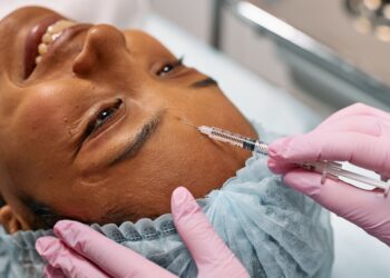 Kvinna som får skönhetsbehandling med botox