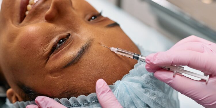 Kvinna som får skönhetsbehandling med botox