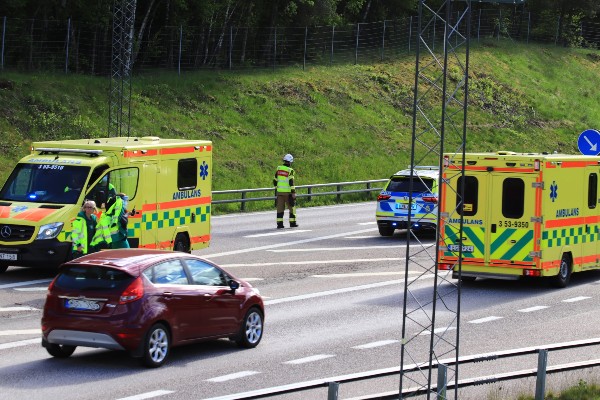 MC och personbil krockade på E20 – En till sjukhus