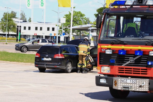 Bil fattade eld på parkering
