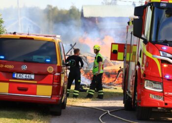 Ladugårdsbyggnad totalförstördes i brand utanför Lugnås