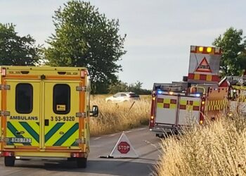 Körde av i kurva – Hamnade på åker