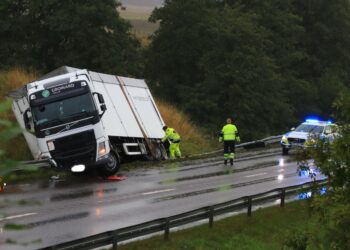 Lastbil i diket på väg 47