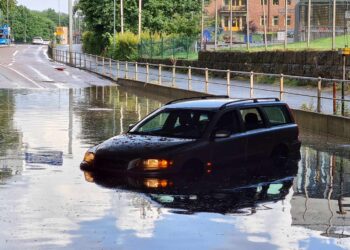 Kraftigt regn orsakade översvämningar – Bilar fast i Pentaporten