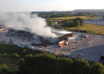Fullt utvecklad brand i Skövde – flera enheter på plats