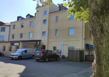 Misstänkt mordförsök i Skara – Man allvarligt skadad