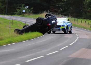 Personbil voltade och hamnade på taket – En till sjukhus